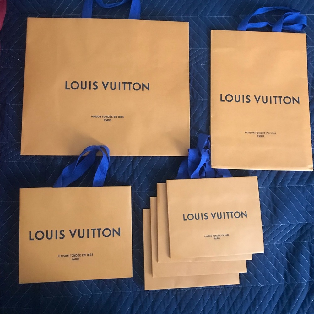 LOUIS VUITTON 7 paper shopping bags in different sizes.